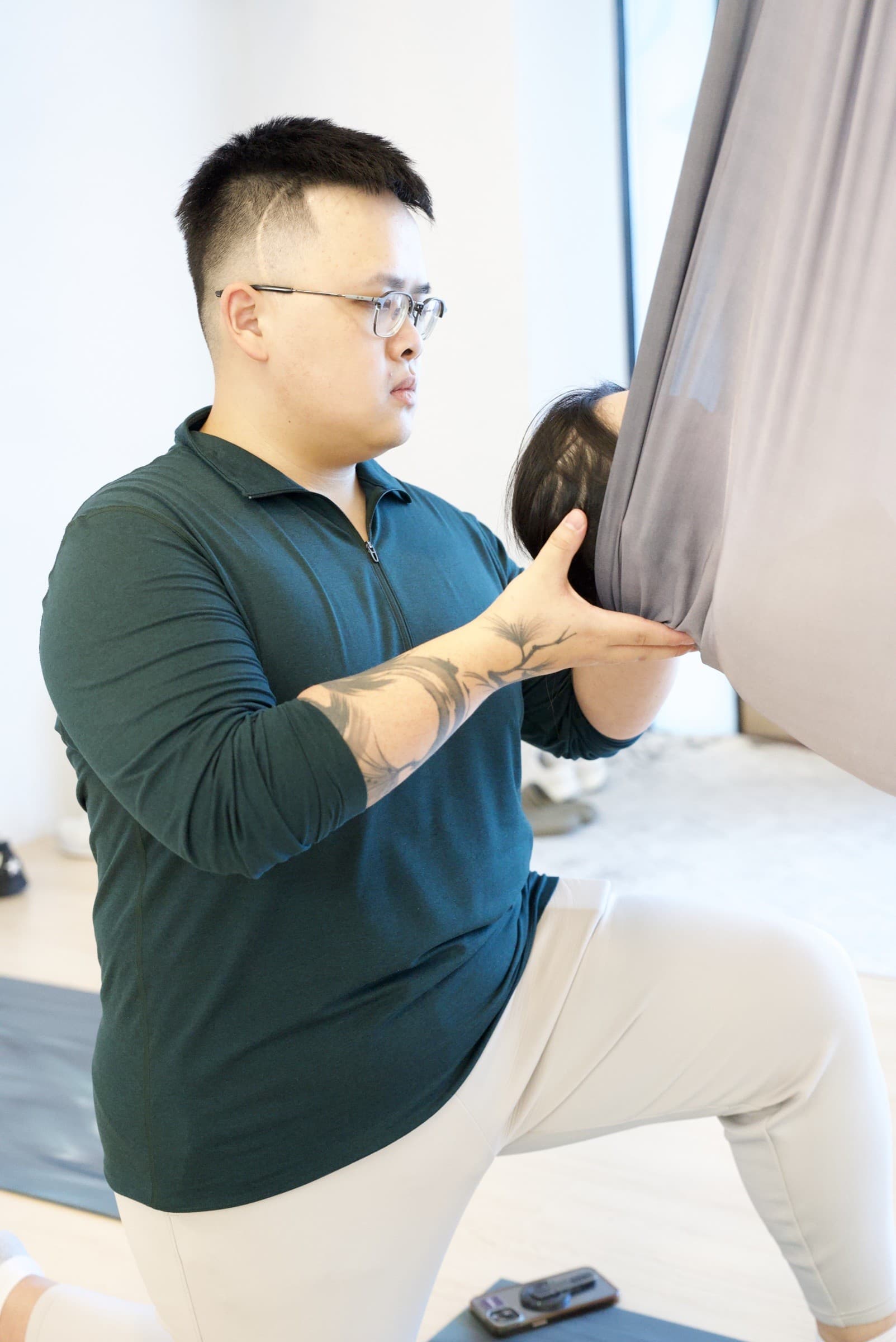 Salām Yoga 蠑螈瑜伽 — 睡眠教練隔著掛布調整