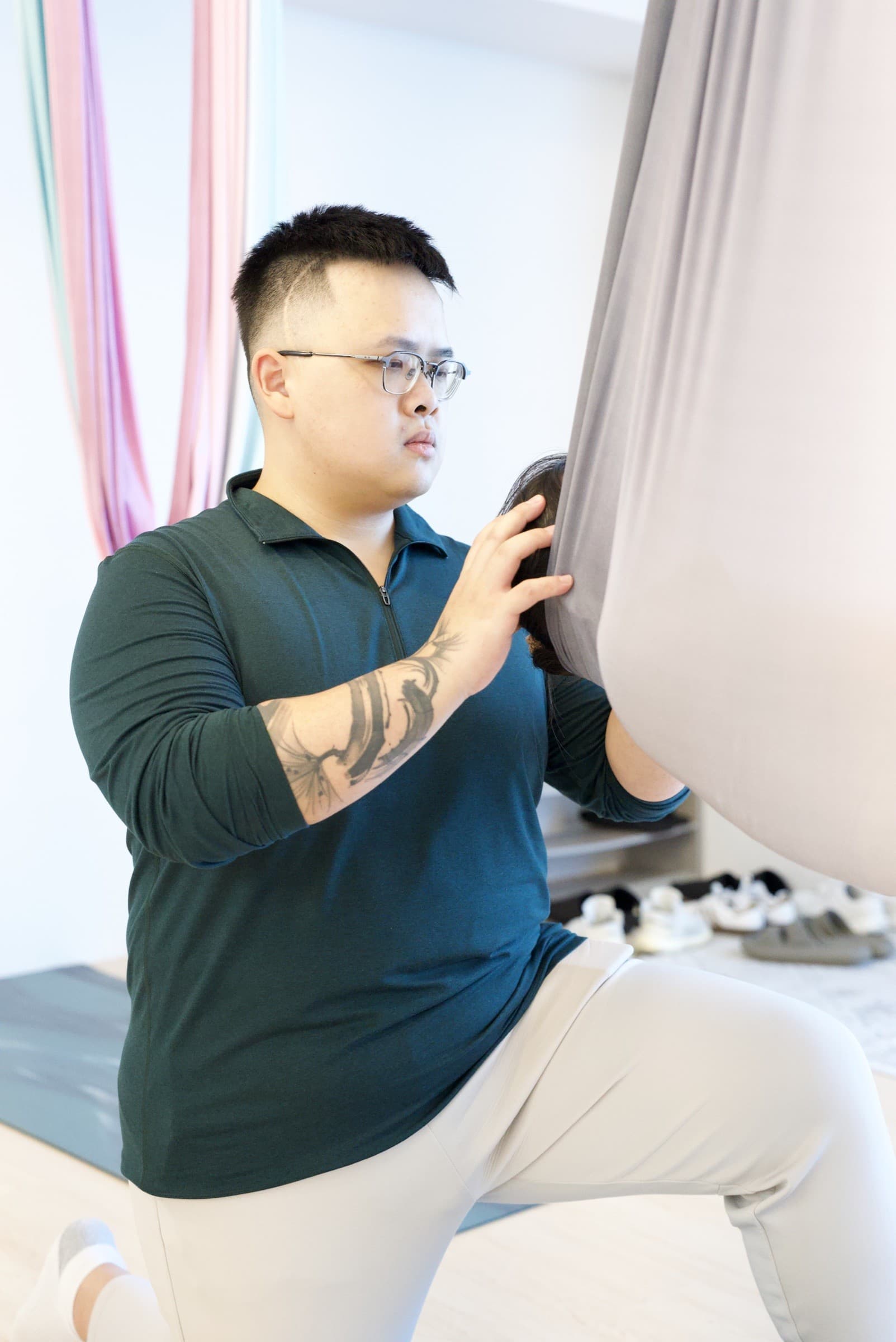 蠑螈瑜伽 — 睡眠教練隔著掛布照顧每一位學員